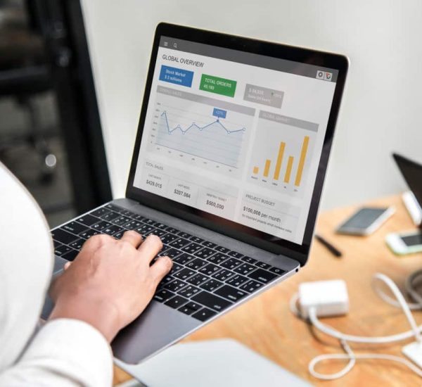 businesswoman-working-laptop kurumsal-seo-hizmeti